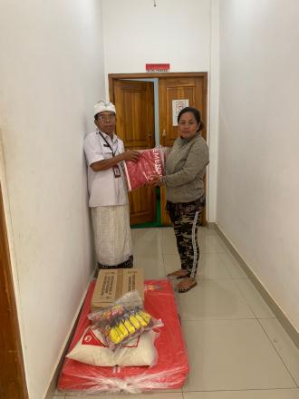 PENYERAHAN PAKET SEMBAKO DARI KEMENSOS